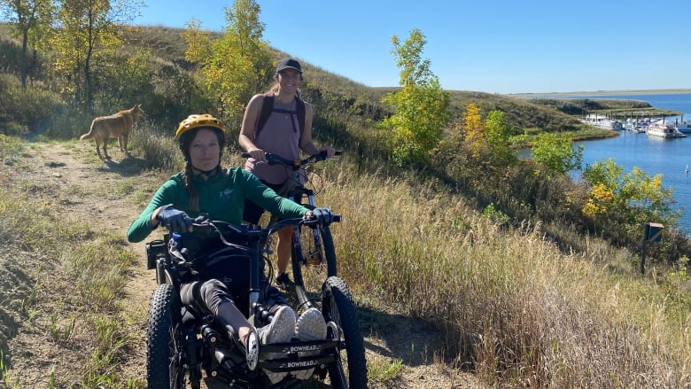 Lisa Franks, une prolifique paralympienne de la Saskatchewan, alors qu'elle cartographie le sentier du parc provincial Douglas au nord-ouest de Moose Jaw dans le cadre du Programme de cartographie de l'accessibilité. (AccessNow/Trans Canada Trail )