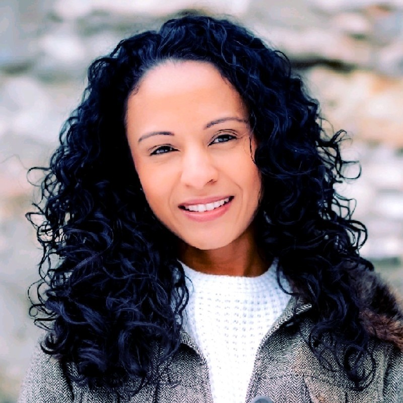 nichole smiles with long black hair